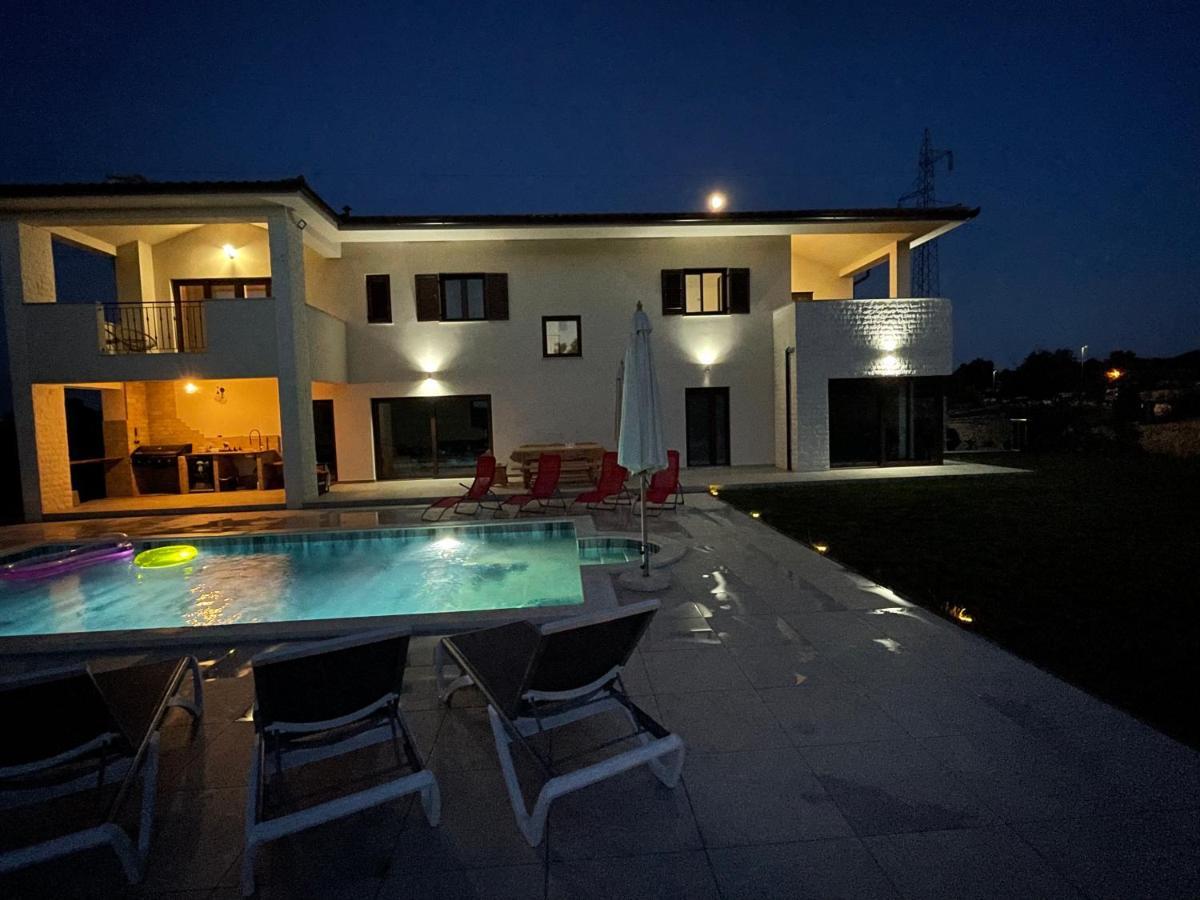 Villa Fluggi Near Labin Santalezi Exterior photo